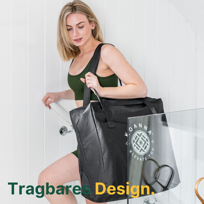 Blonde, junge Frau trägt ihre Saunadecke in der dazu gehörigen Reisetasche die Treppe hoch.