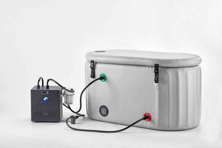 Ein weißer, flexibler Eisbad-Behälter (Arctic Tub) mit Deckel von hinten, angeschlossen an ein kompaktes Wasserkühlsystem samt Filtereinheit. Ideal für Eisbäder, Kältetherapie und Outdoor-Kälteanwendungen.
#farbe_grau